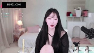 [韩国]美女主播思密达，露奶性感热舞，笑起来甜美，随音乐摆弄，跳完舞诱惑一番，圆润美臀